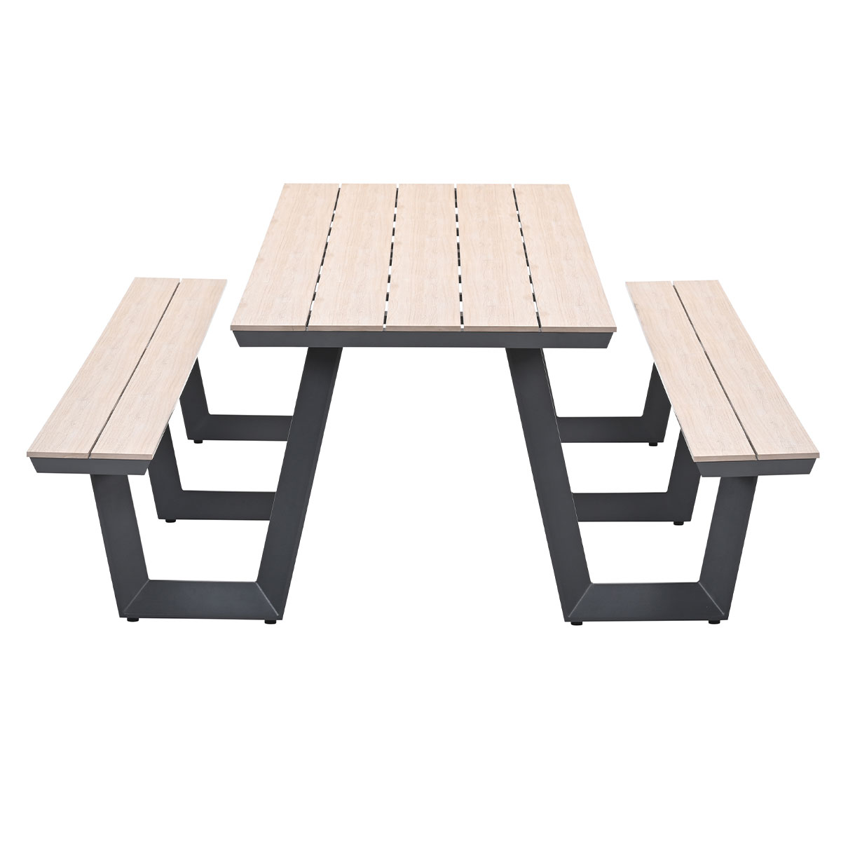 Table de pique-nique avec plateau en bois clair, pieds foncés et deux bancs. Isolé sur blanc.
