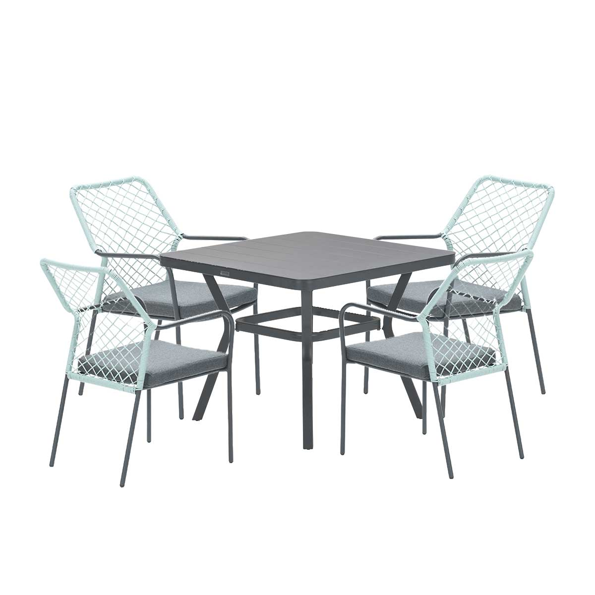 Een vierkante tafel omringd door vier stoelen met grijze kussens en lichtblauwe frames.