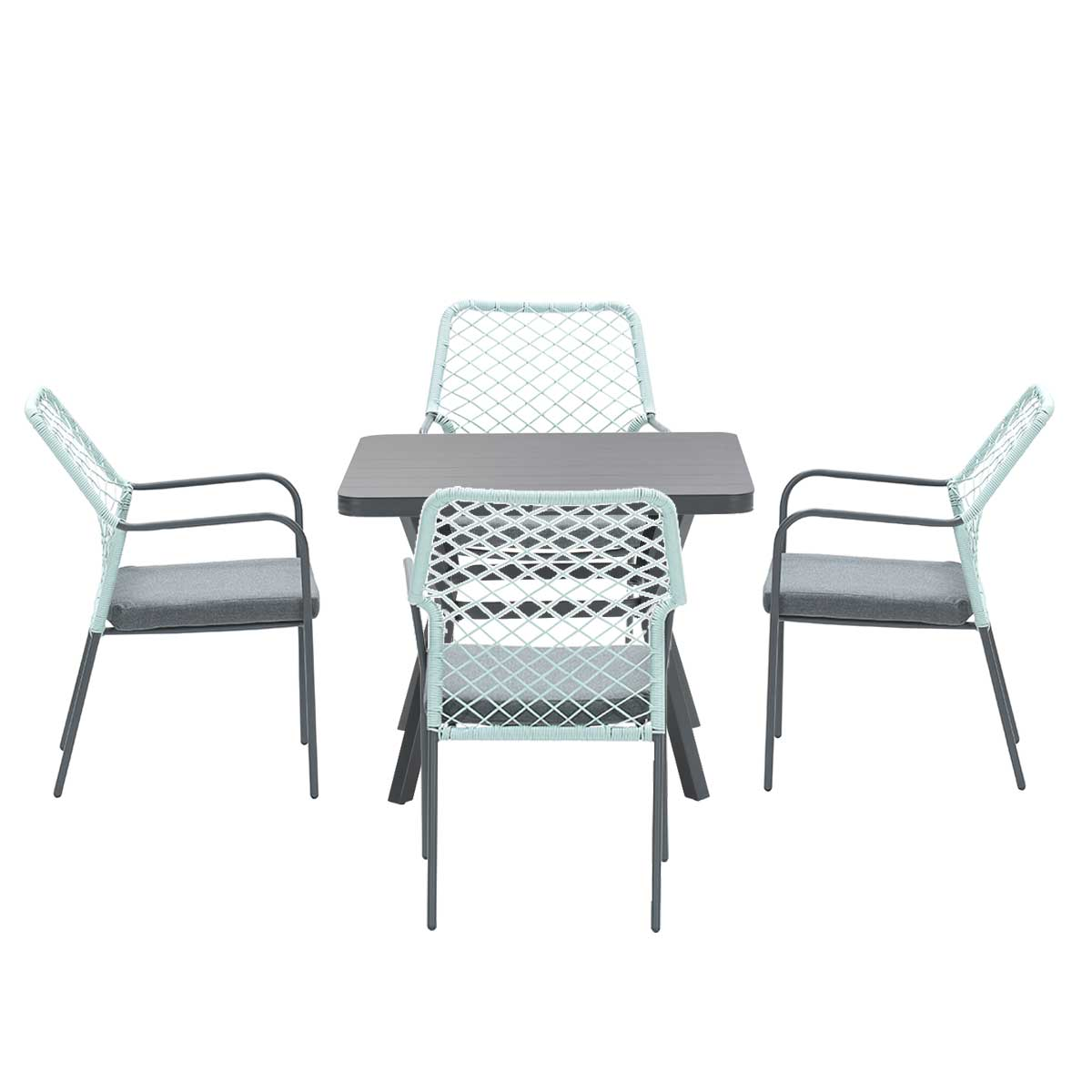 Een vierkante tafel en vier stoelen met lichtblauwe geweven rugleuningen en grijze kussens.