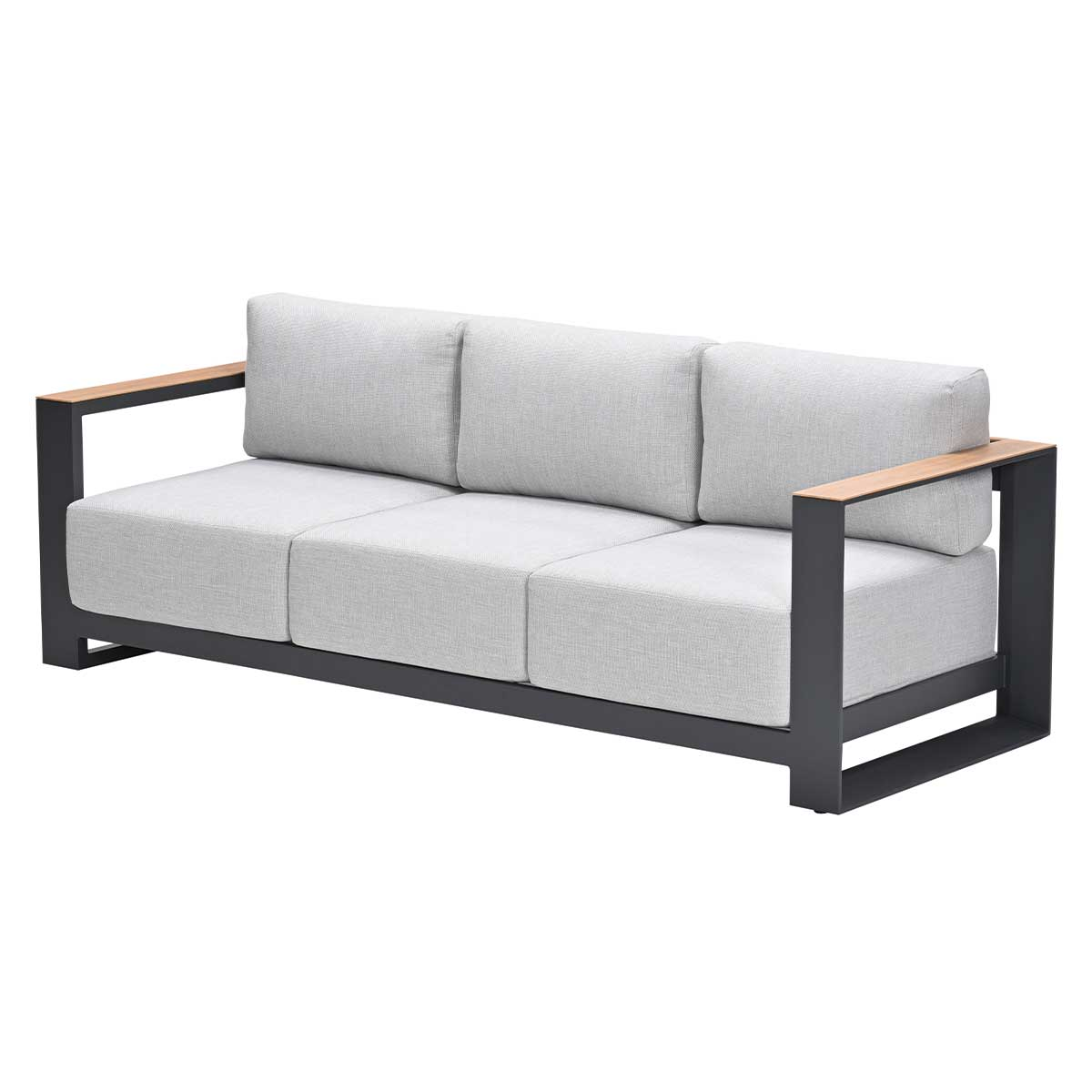Een grijze buitensofa met drie kussens. Het heeft donkergrijze vierkante armen en een frame.
