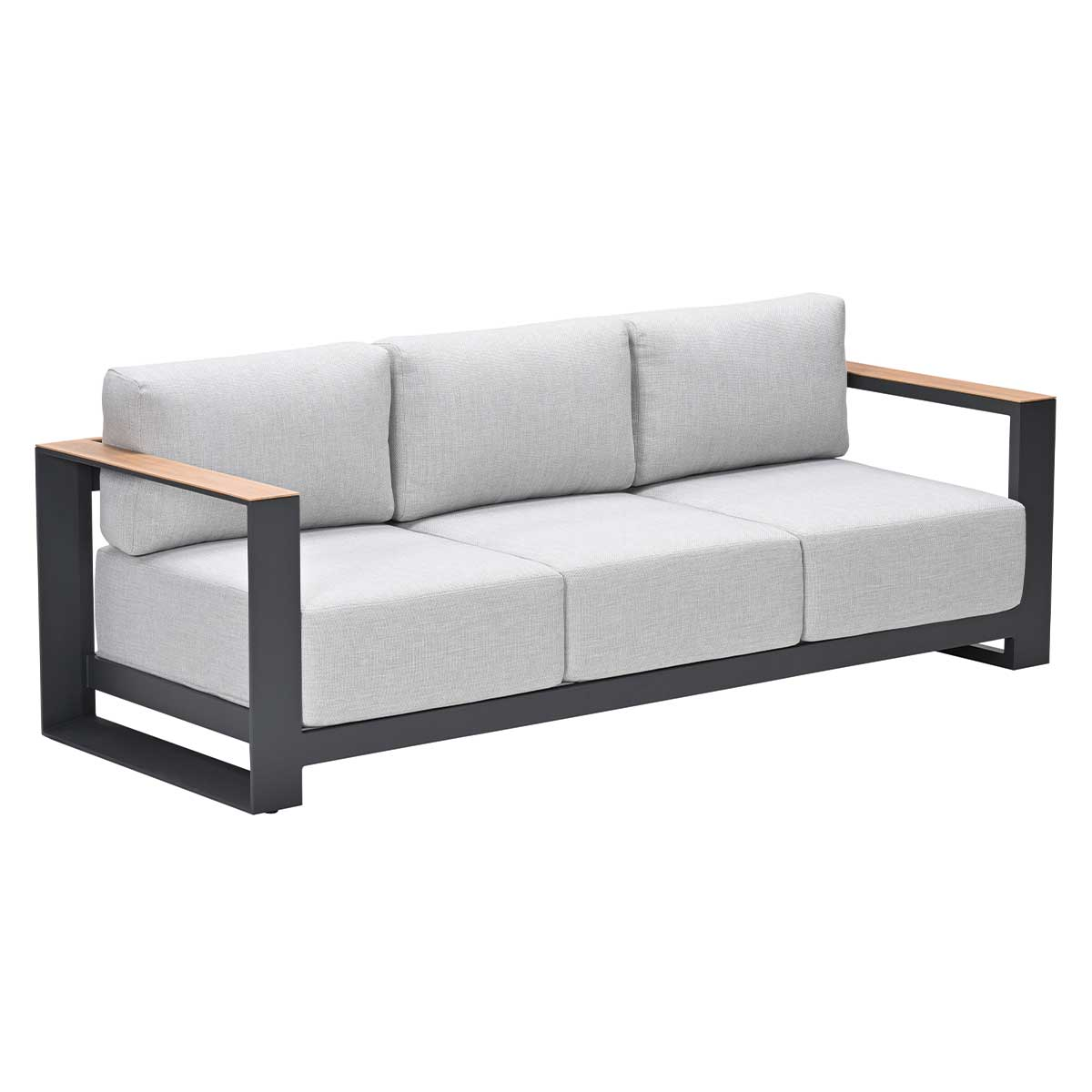 Grijze bank met houten armleuningen en donker frame. Geïsoleerd op wit.