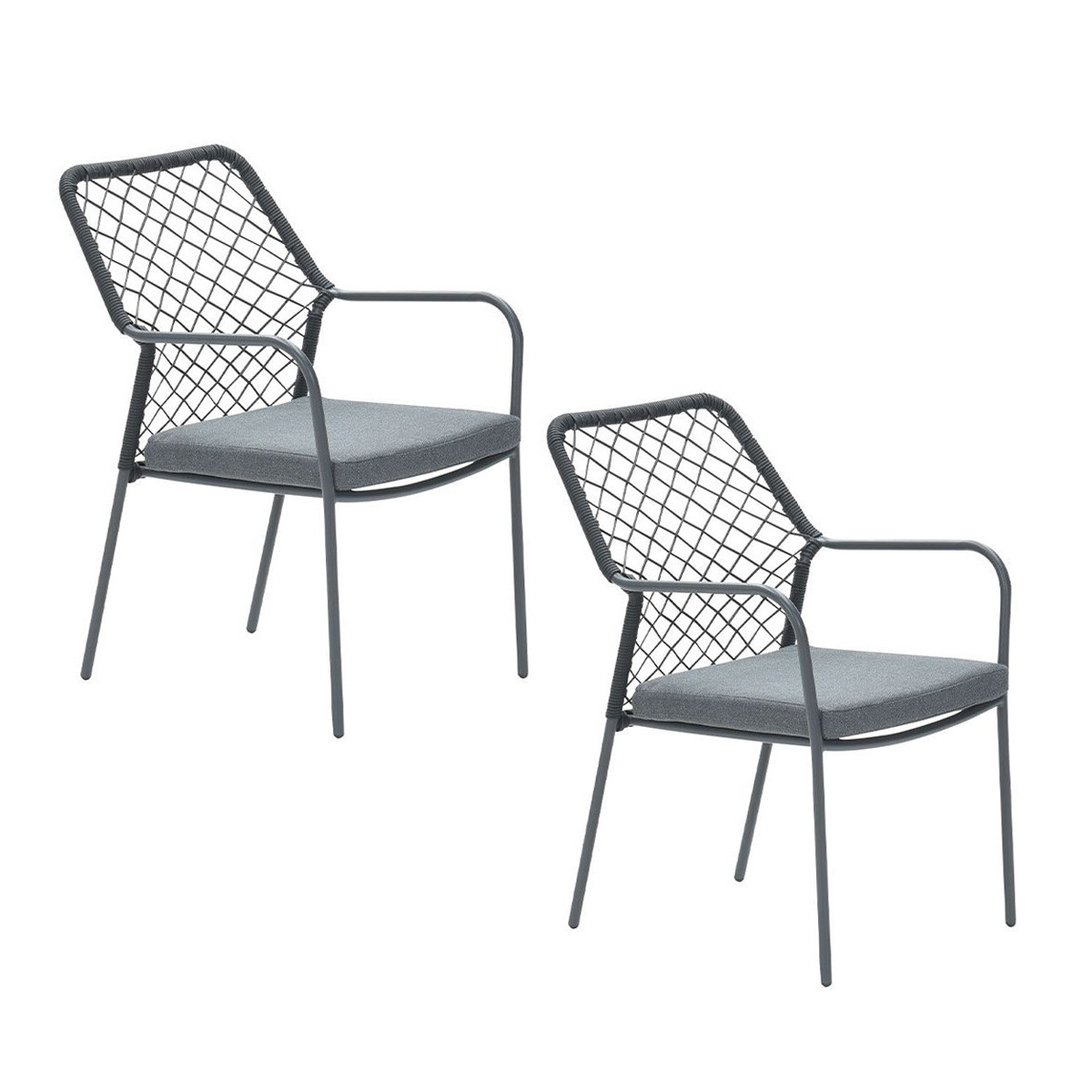 Twee grijze stoelen met een zwart netachtige rug en grijze kussens. Geïsoleerd op een witte achtergrond.