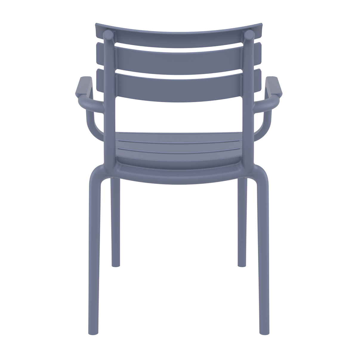 Une chaise bleu-gris d'extérieur avec dossier à lattes et accoudoirs.