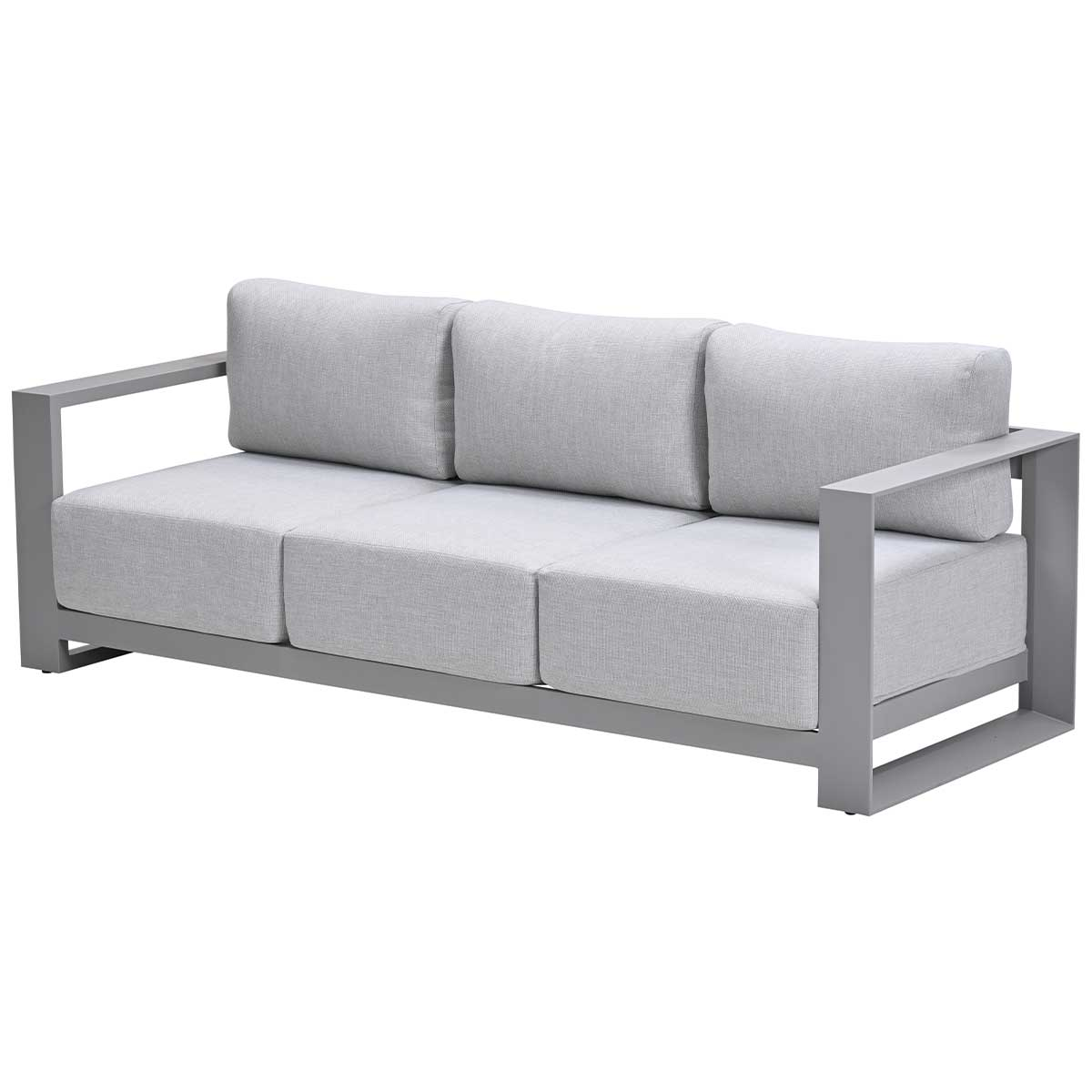 Un canapé gris sur fond blanc. Le canapé a trois coussins gris clair et un cadre métallique.
