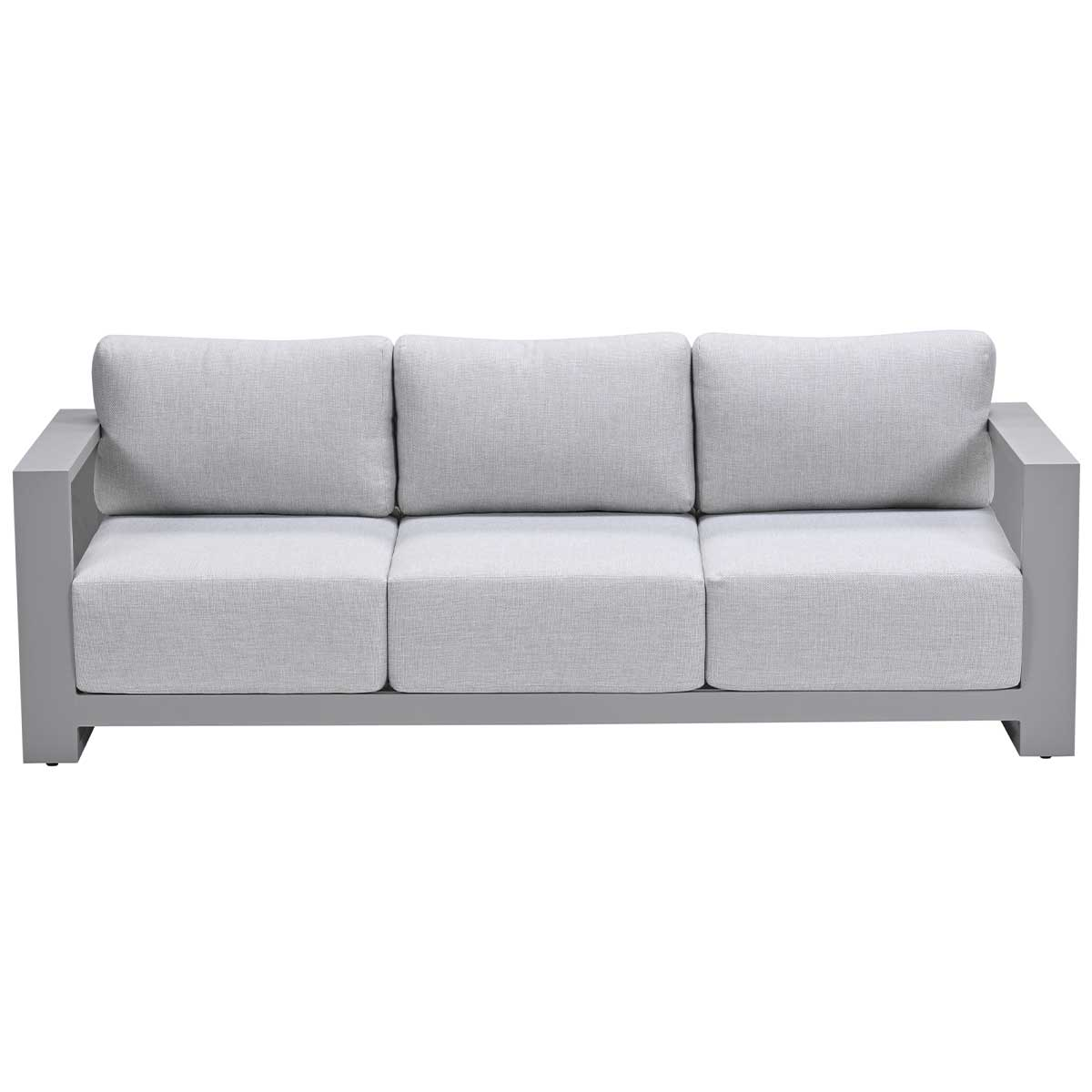 Canapé gris, vue de face, sur fond blanc. Le canapé a trois coussins gris clair et un cadre métallique.