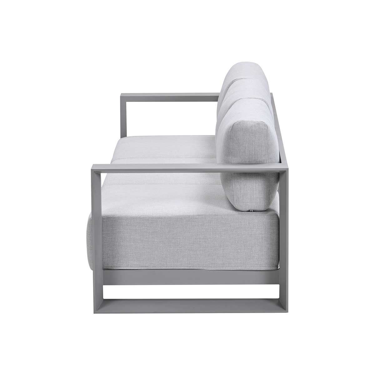 Un canapé gris, vue latérale, sur fond blanc. Le canapé a des coussins gris clair et un cadre métallique.