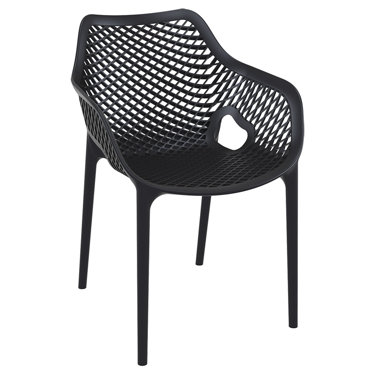 Zwarte plastic stoel met een roosterrug en armleuningen, op een witte achtergrond.