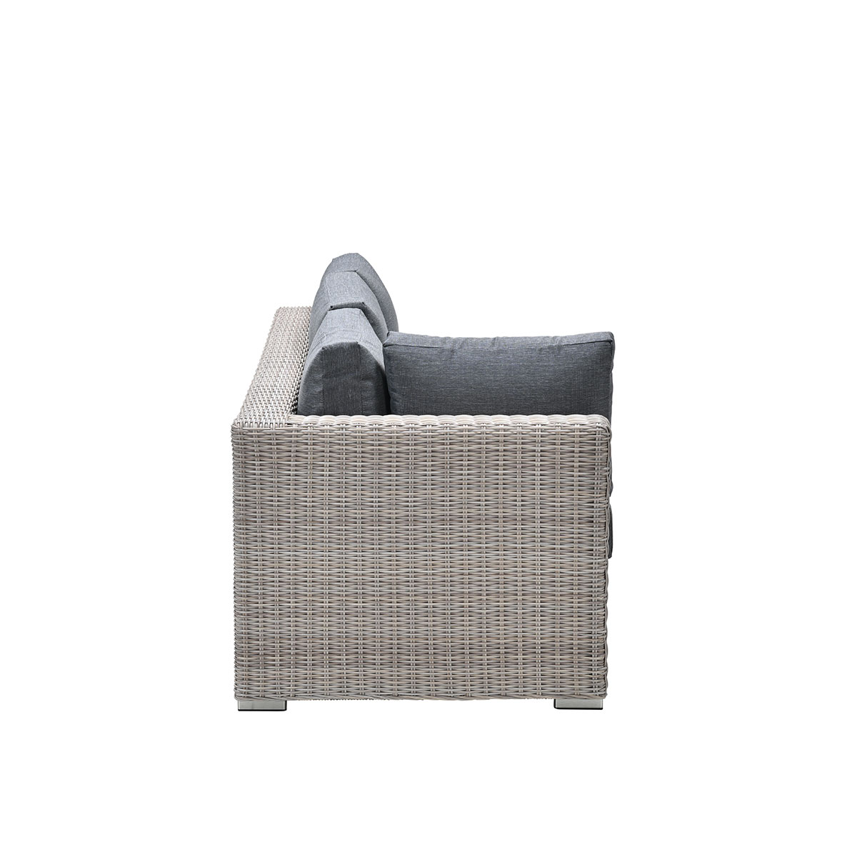 Un canapé en osier avec trois coussins gris. Isolé sur fond blanc. Vue latérale.