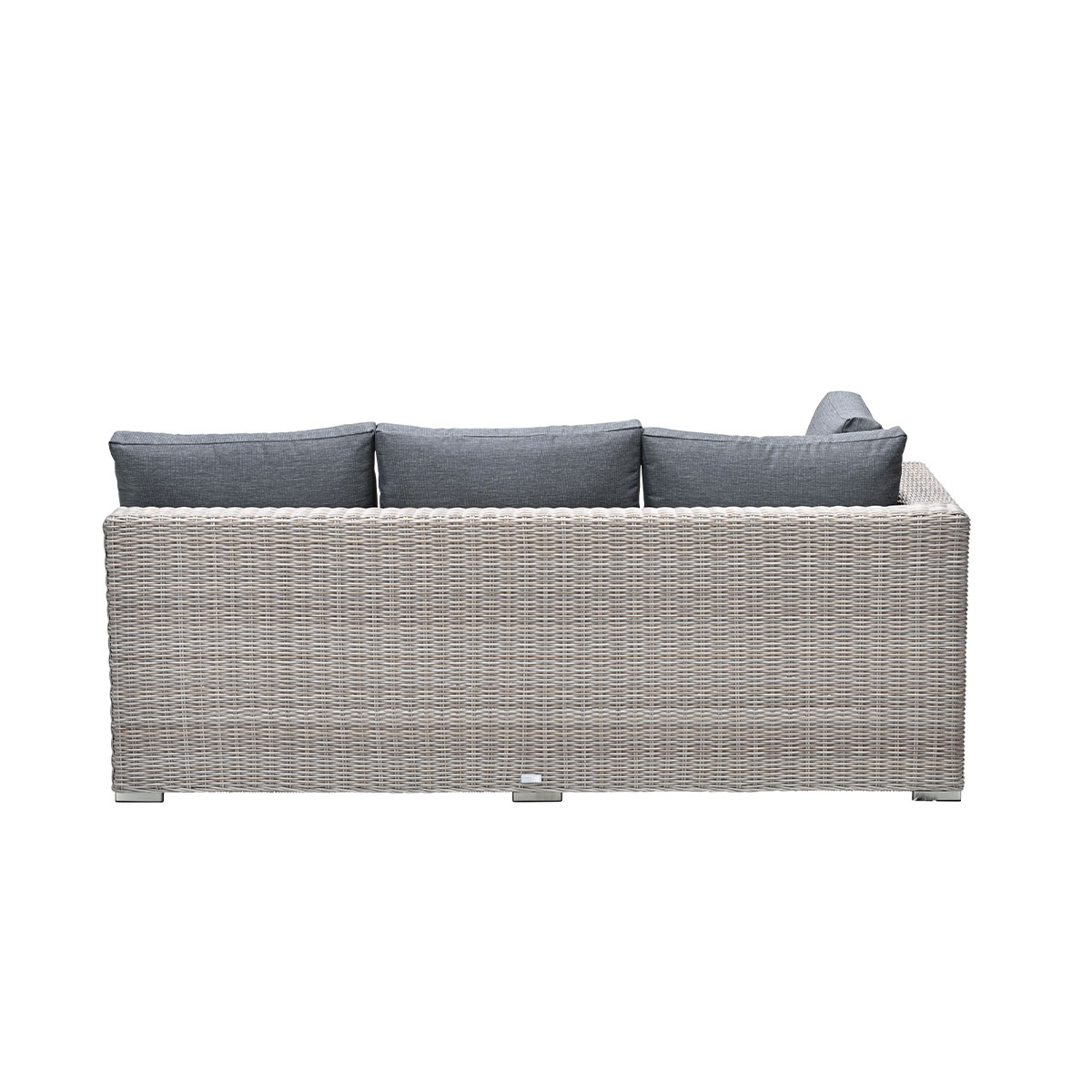 Un canapé en osier avec trois coussins gris. Isolé sur fond blanc. Le dos est visible.
