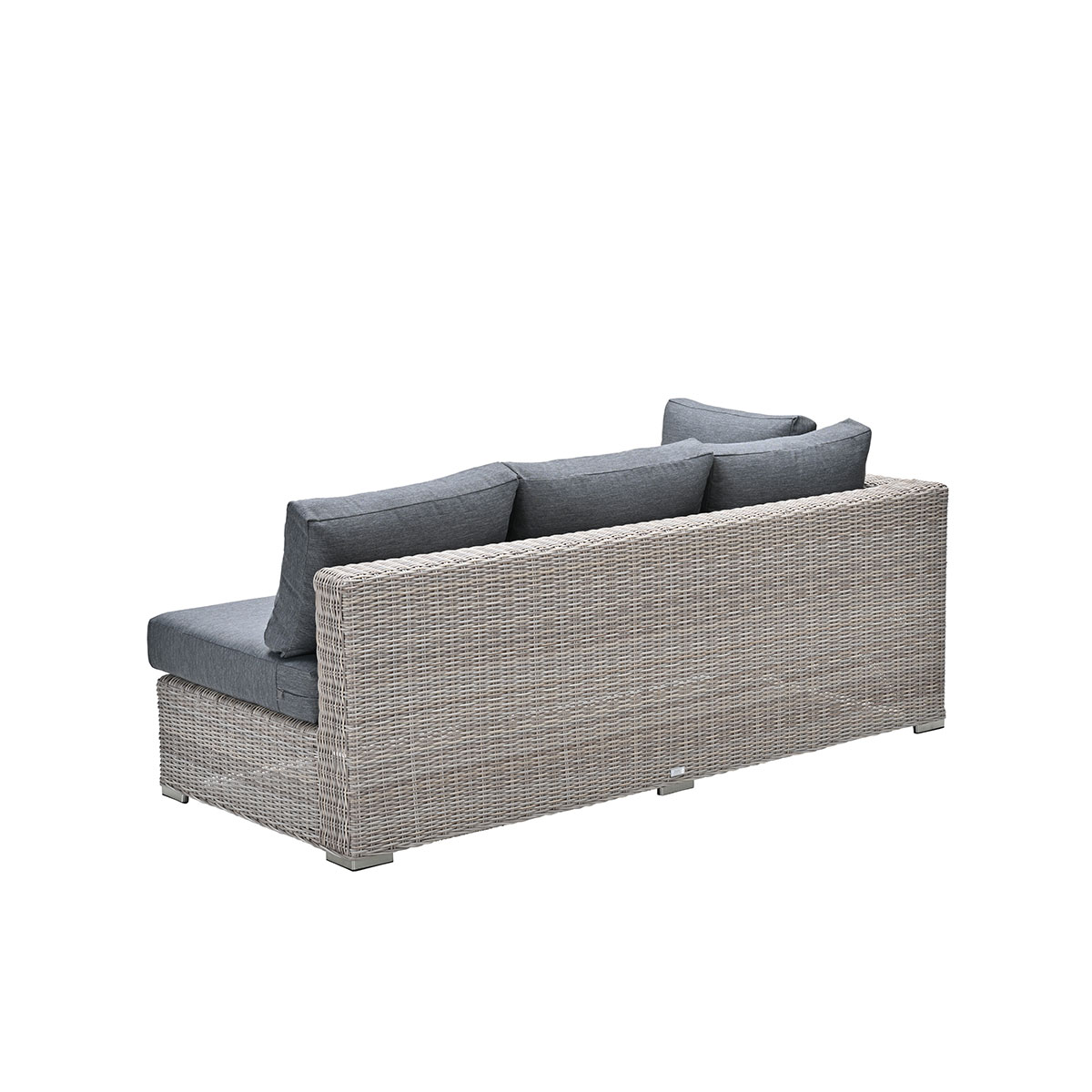 Canapé d'extérieur avec coussins gris, sur tissage gris clair, sur fond blanc.