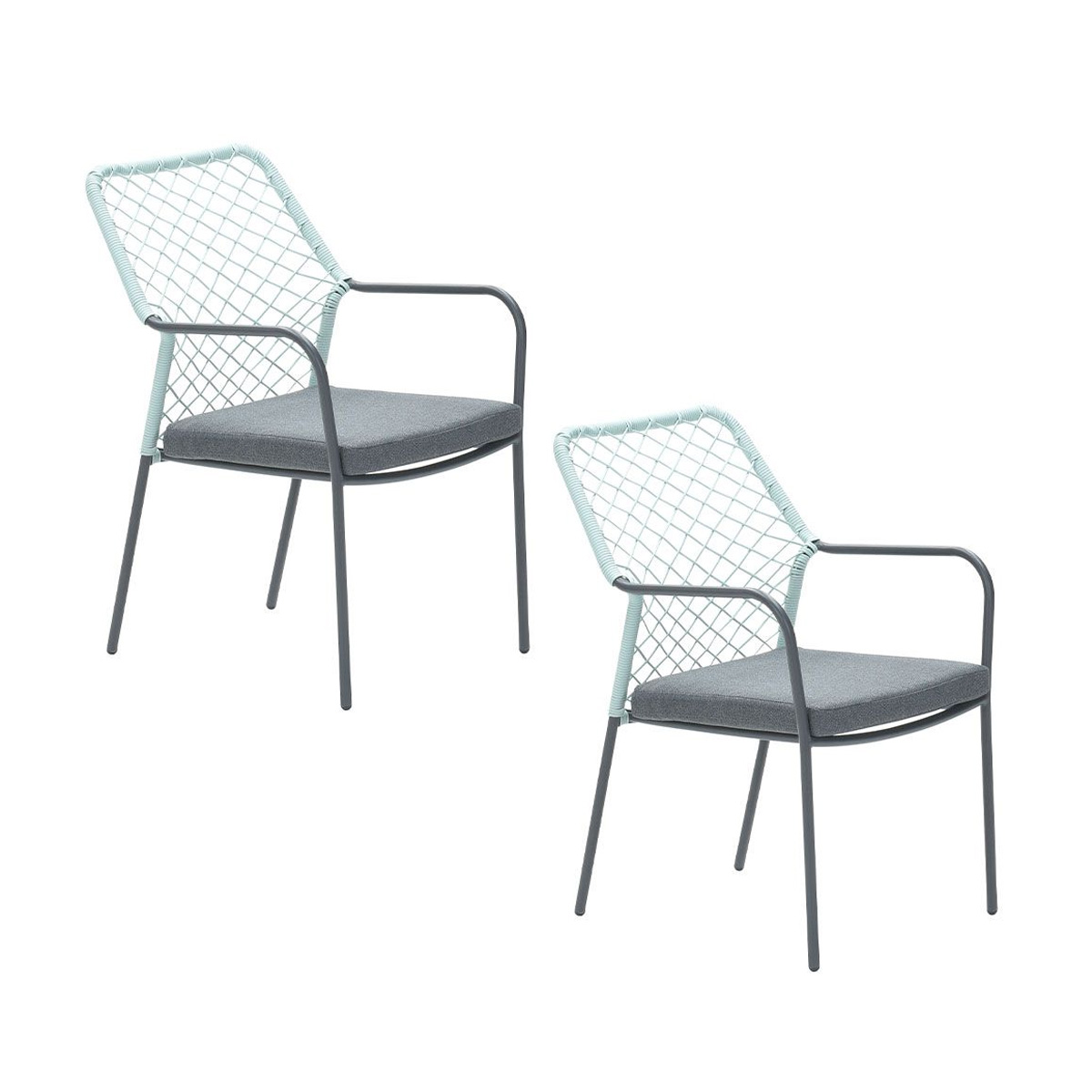 Twee stoelen met lichtblauwe mesh rugleuningen en grijze kussens op een witte achtergrond.