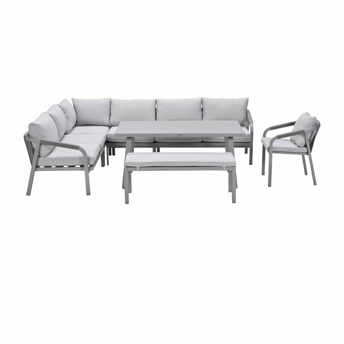 Un ensemble de canapé sectionnel, table, banc et chaise gris d'extérieur sur fond blanc.
