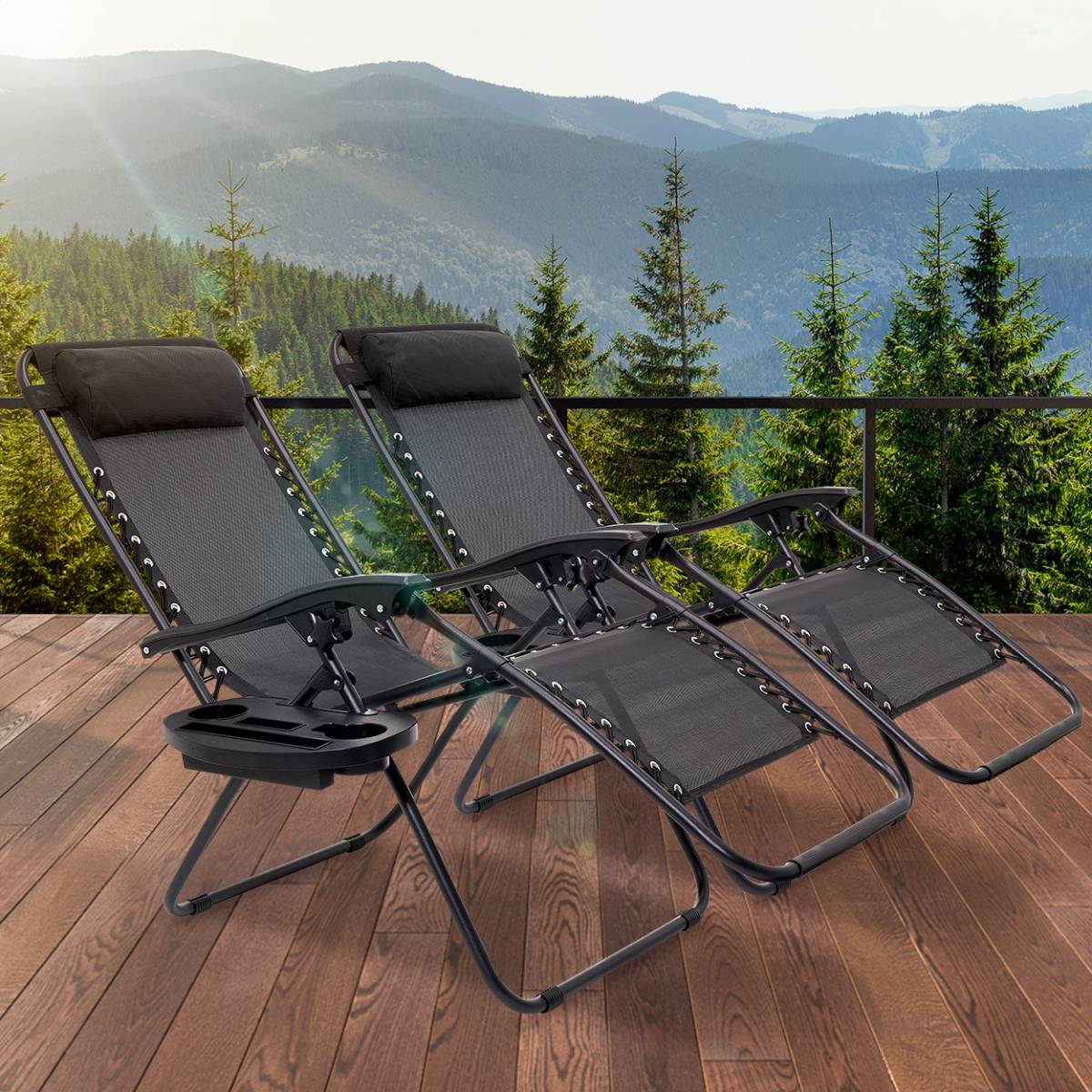 Twee zwarte ligstoelen op een houten terras met een bergachtergrond.