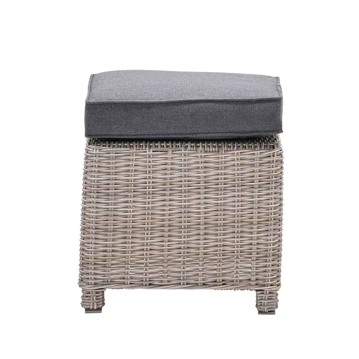 Rotan poef met grijs kussen. Lichtbruin rotan. Witte achtergrond.