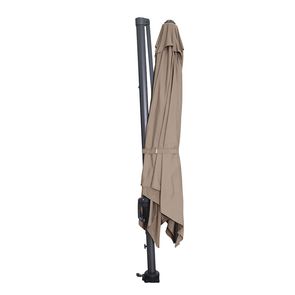 Un parasol de patio marron fermé. La vue est latérale.