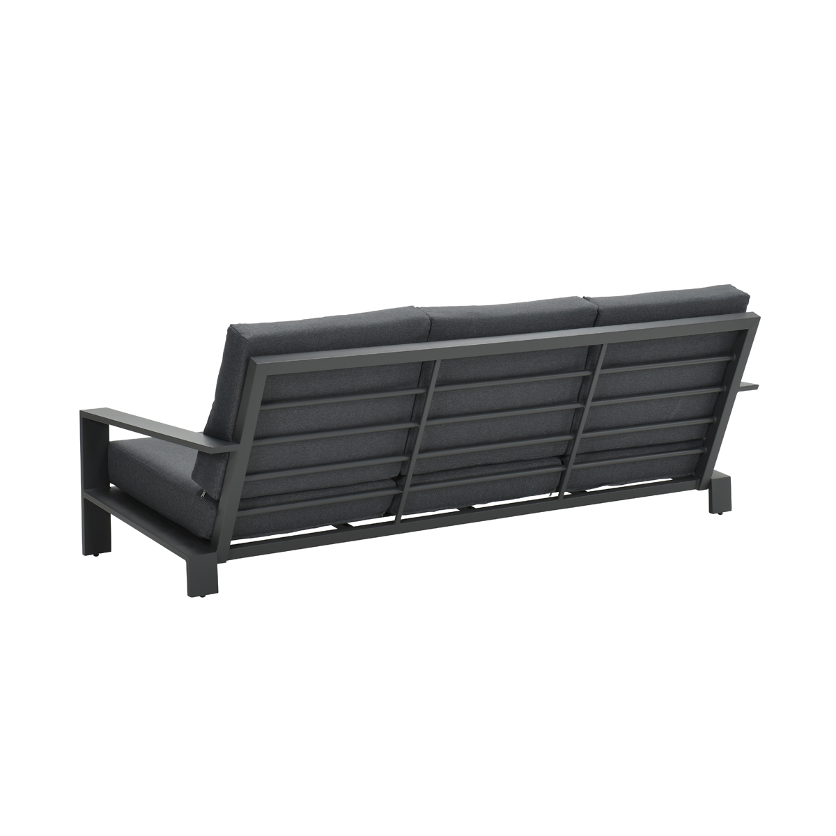 Donkergrijze driezitsbank voor buiten. Metalen frame. Rugleuning zichtbaar. Geïsoleerd op witte achtergrond.