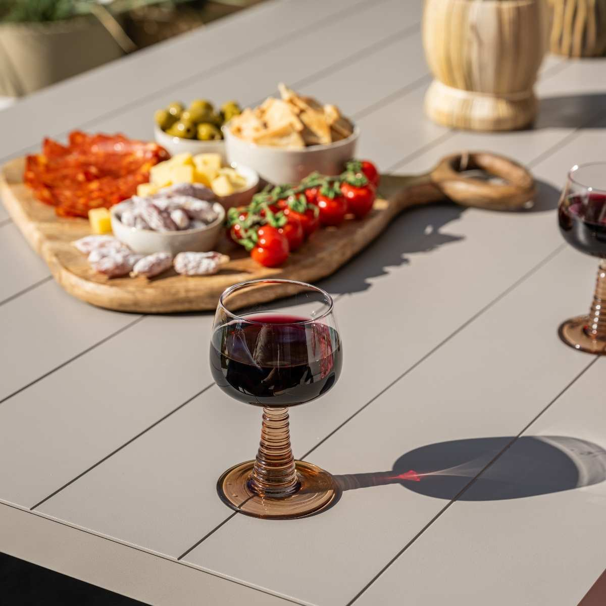 Gros plan sur un verre de vin rouge sur une table avec de la nourriture. Apéritifs et fruits.