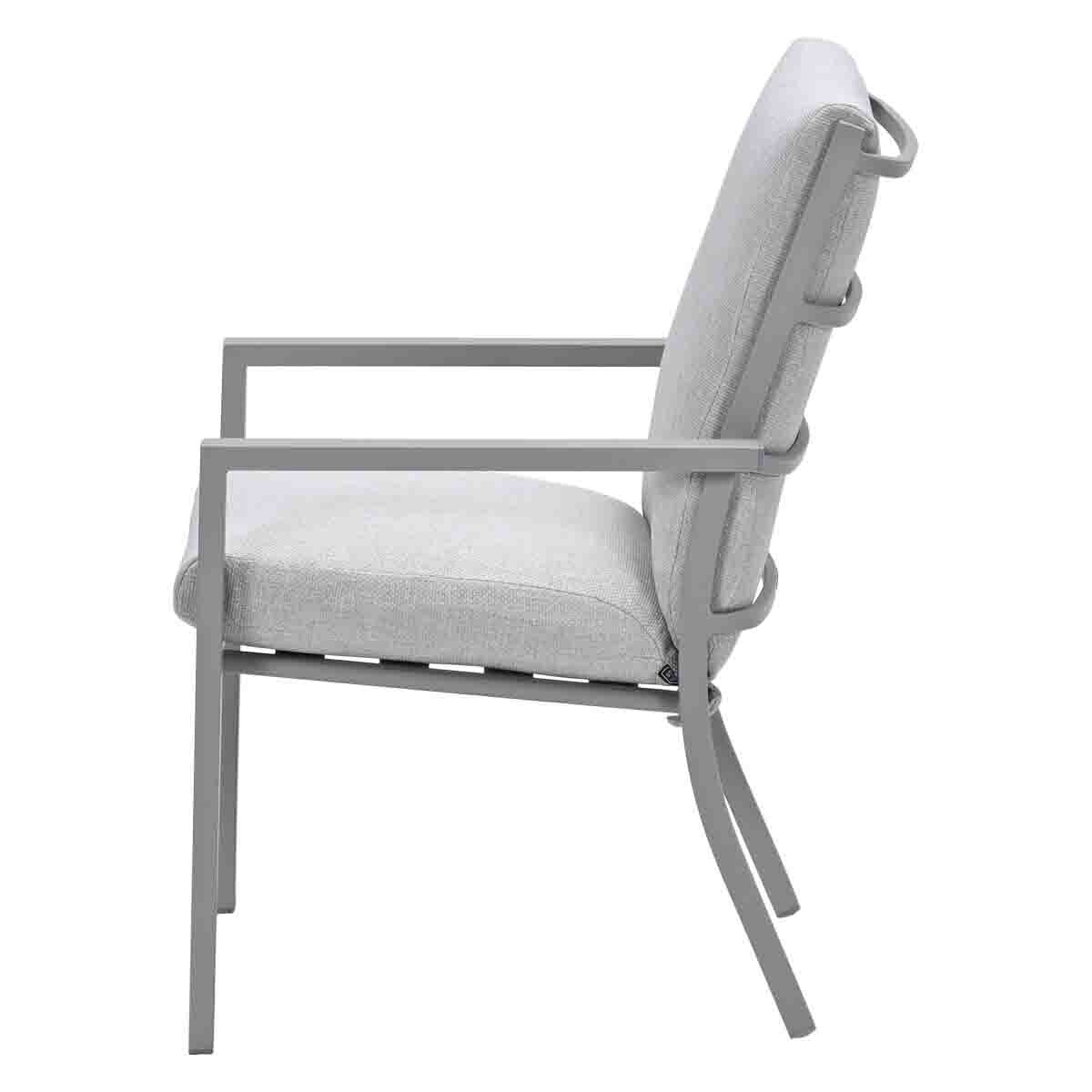 Een grijze fauteuil van de zijkant. Hij heeft armleuningen en een lichtgrijze stoffen zitting.