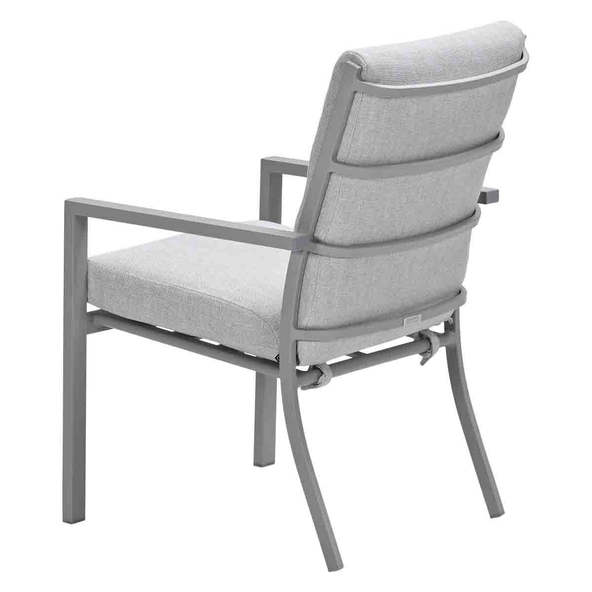 Grijze buitenstoel met een grijze rugleuning en zitting, met een metalen frame, van achteren gezien.