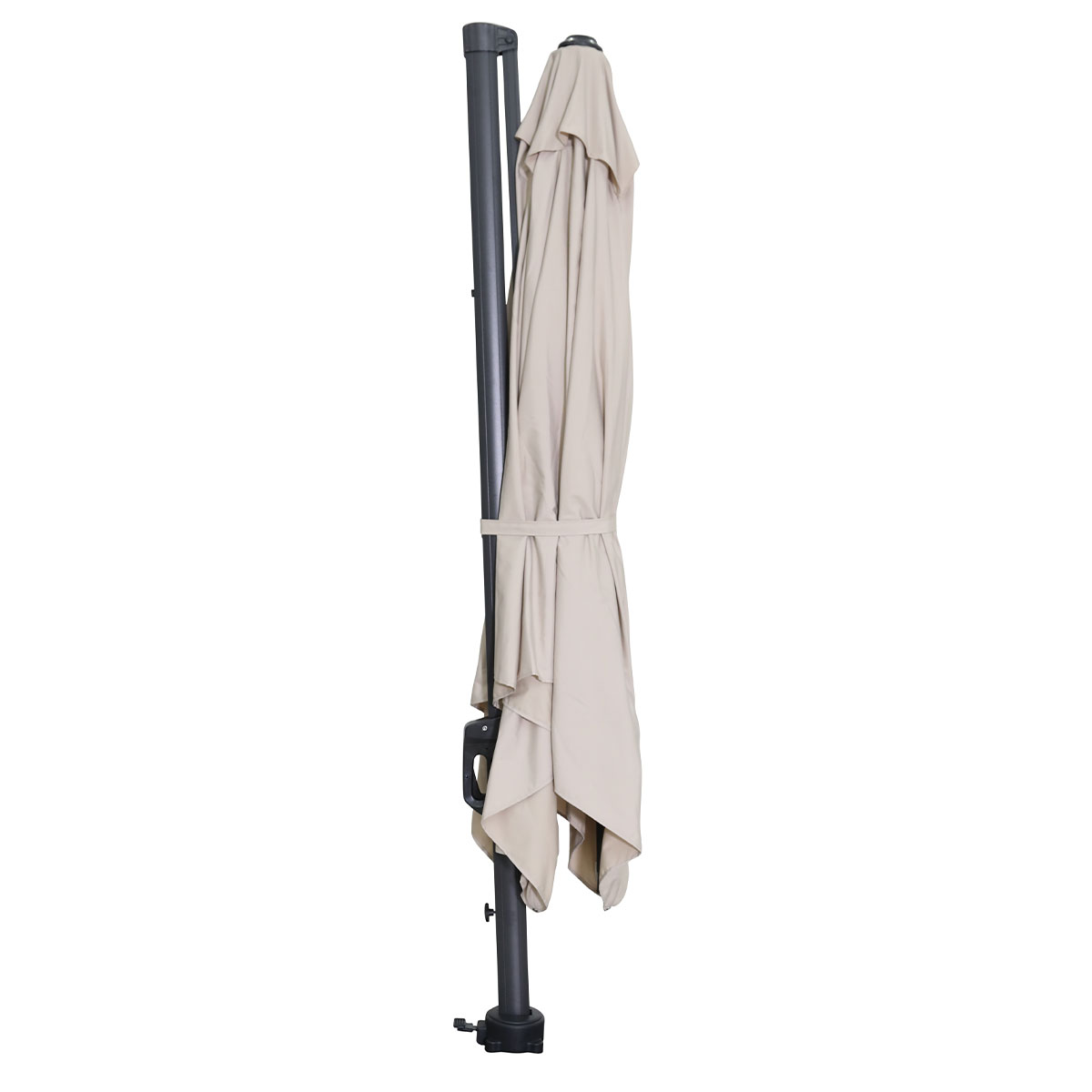 Beige zweefparasol opgevouwen en vastgemaakt aan een donkergrijze paal.