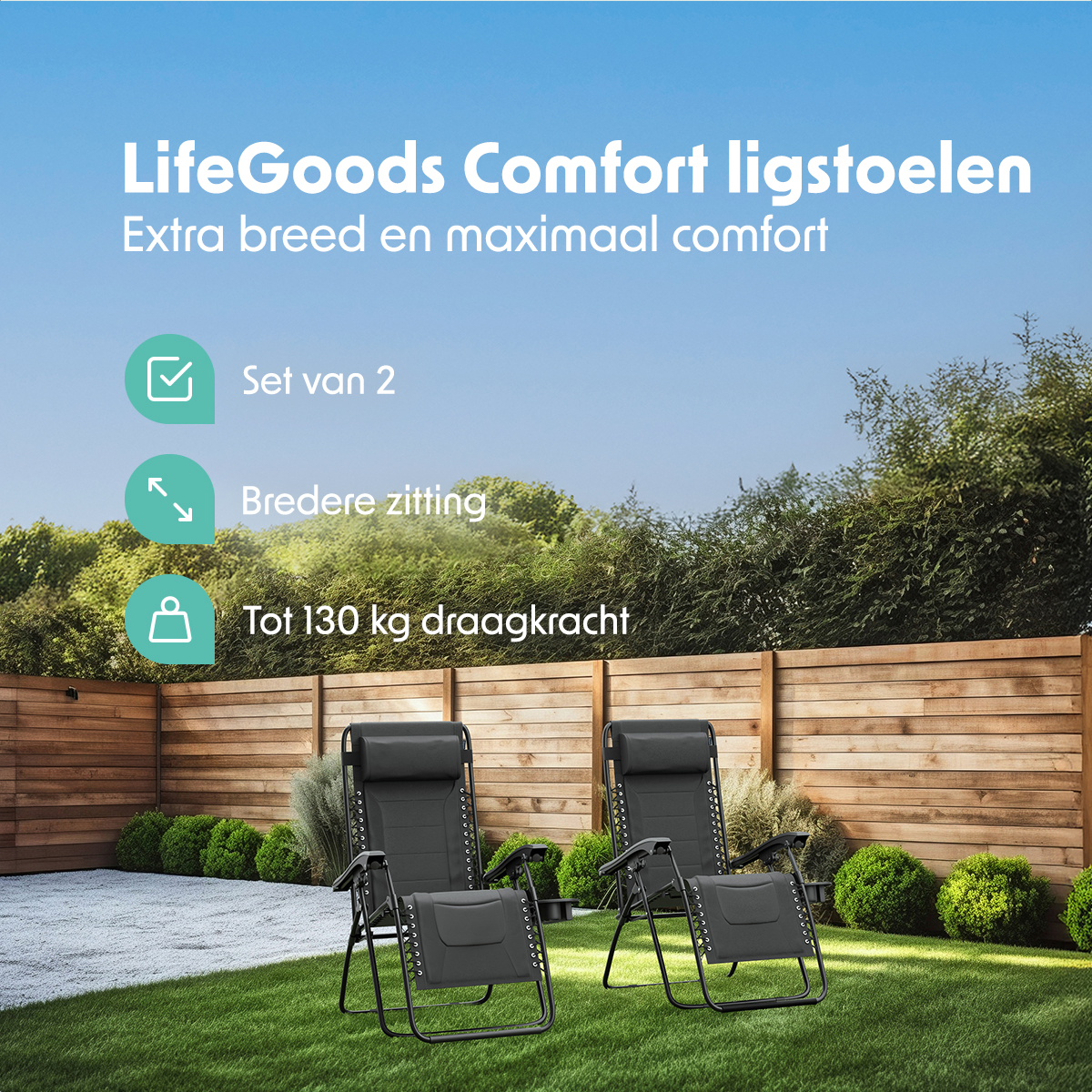 Buitenscène met twee zwarte ligstoelen op groen gras. Heldere blauwe lucht.