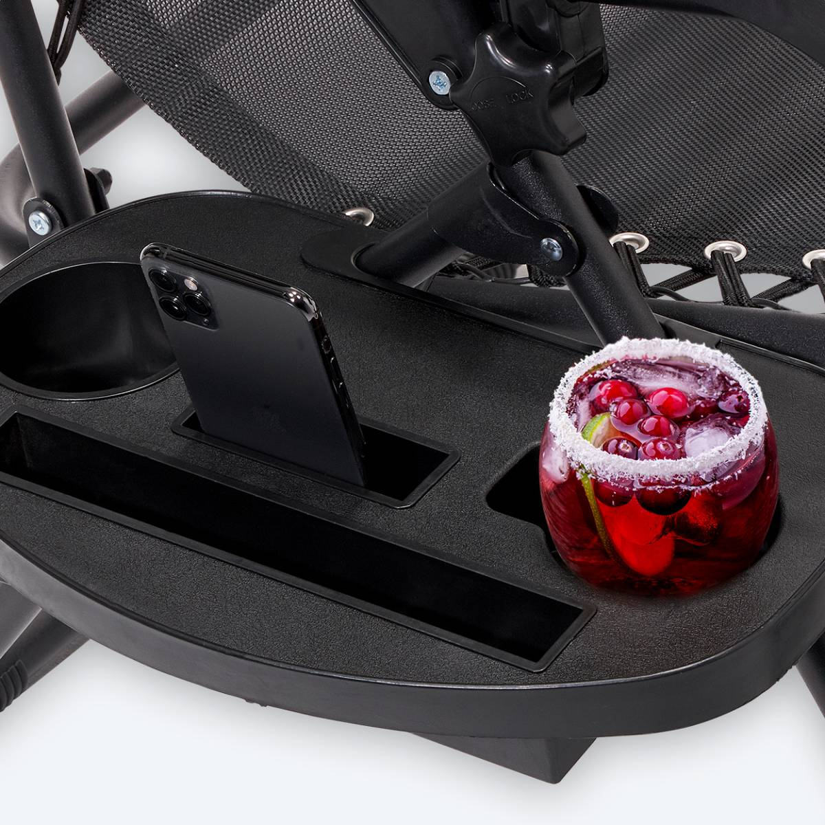 Bijzettafel van de stoel met telefoon, drankje en ijs. Zwarte tafel en stoel.