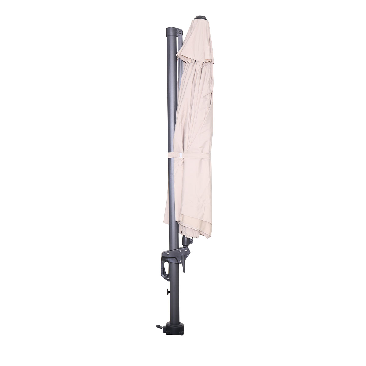 Beige zweefparasol, opgevouwen, op een witte achtergrond.