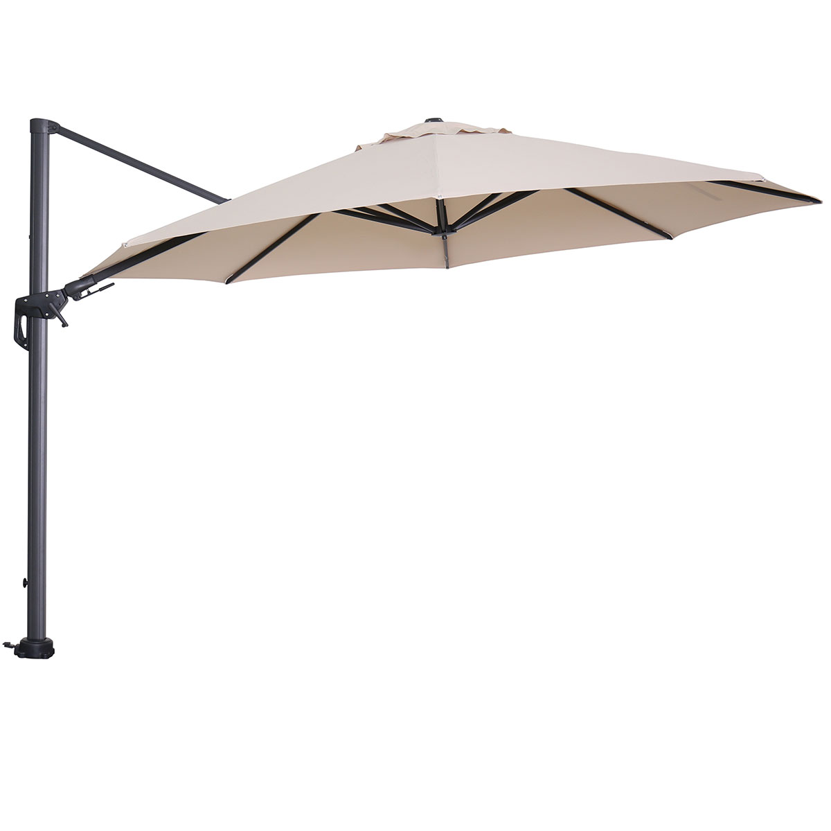 Een beige zweefparasol met zwart frame, op een witte achtergrond.