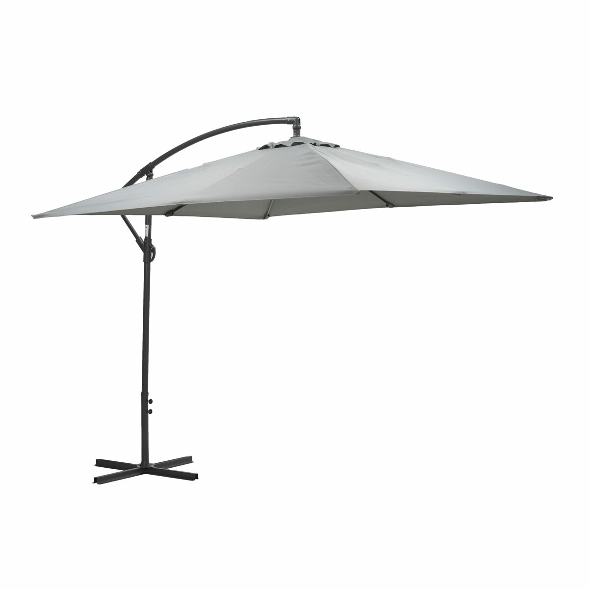 Parasol cantilever gris avec bras incurvé. Fond blanc.