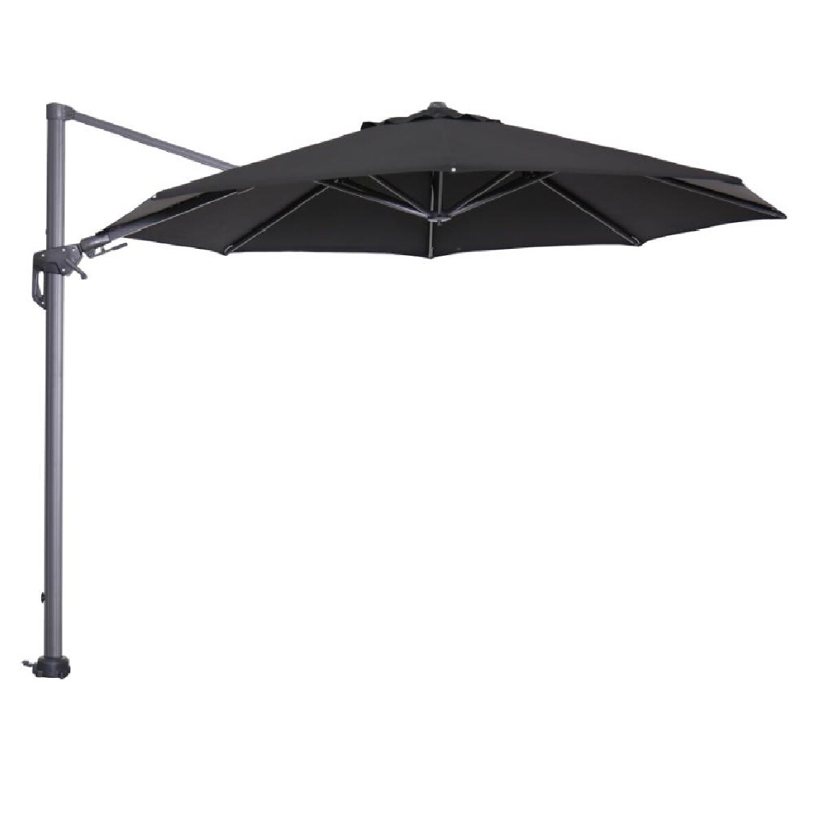 Een zwarte zweefparasol met een donkergrijze paal. De parasol is open en schuin.