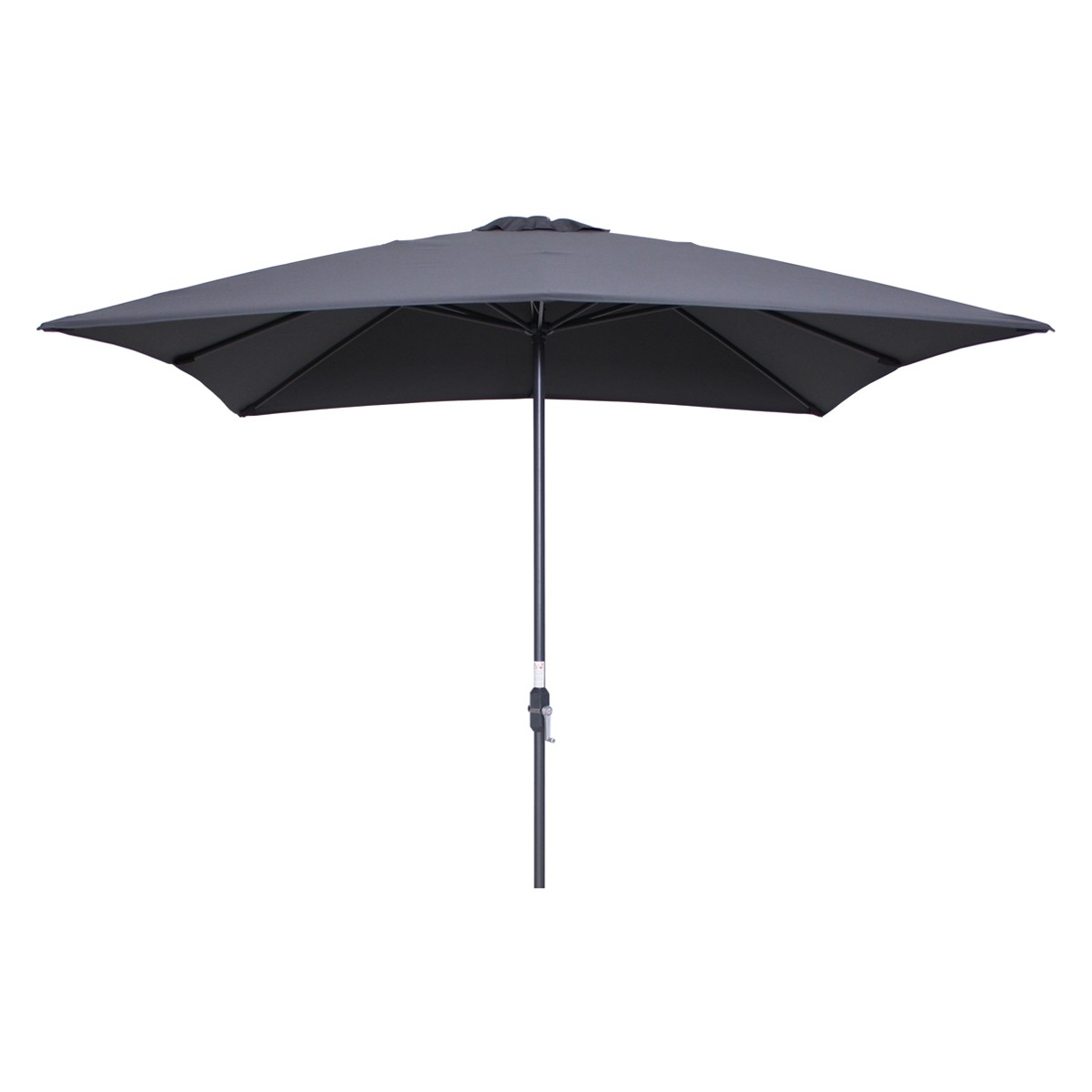 Een grijze parasol met een voet en hoes op een witte achtergrond. De parasol is open.