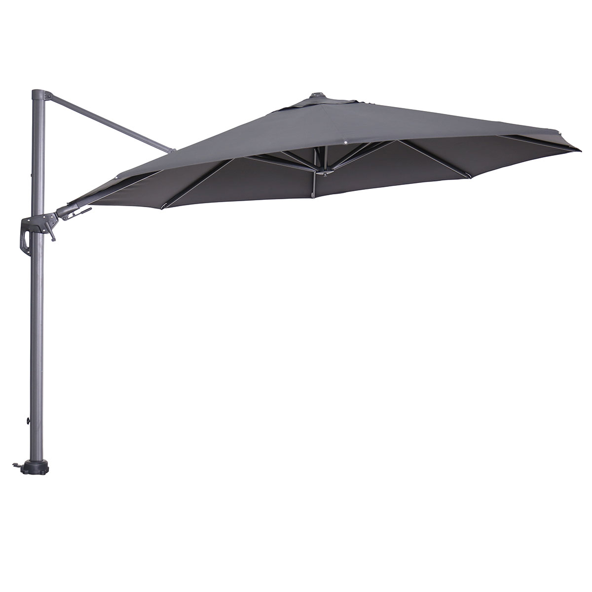 Parasol gris en porte-à-faux, incliné sur fond blanc. Mât et bras gris.