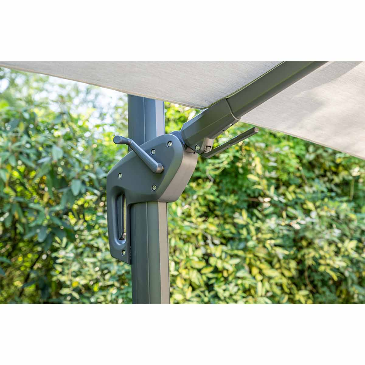 Close-up van het slinger mechanisme van een parasol, met de hendel en de ondersteunende structuur.