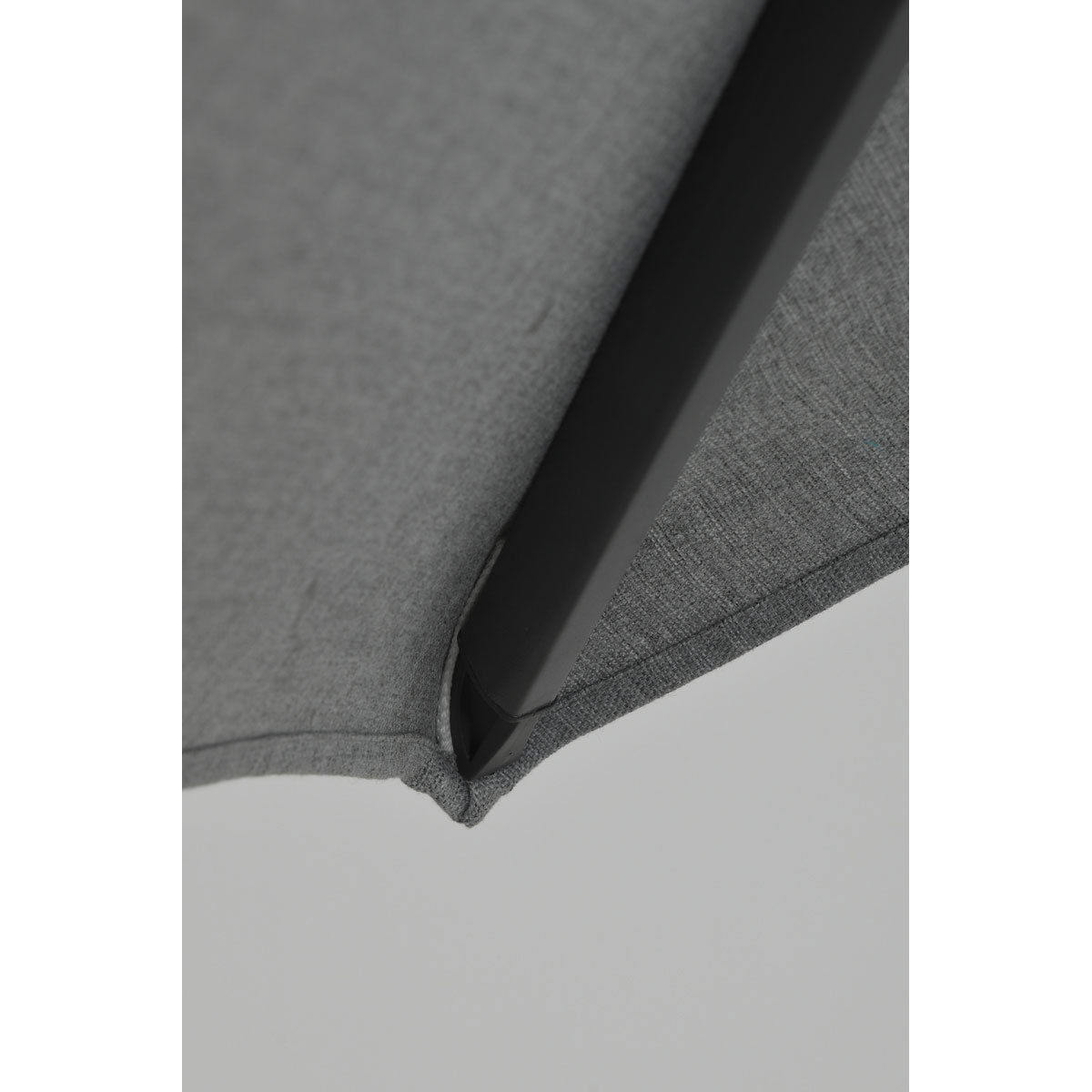 Gros plan sur le tissu gris du parasol et le cadre noir.