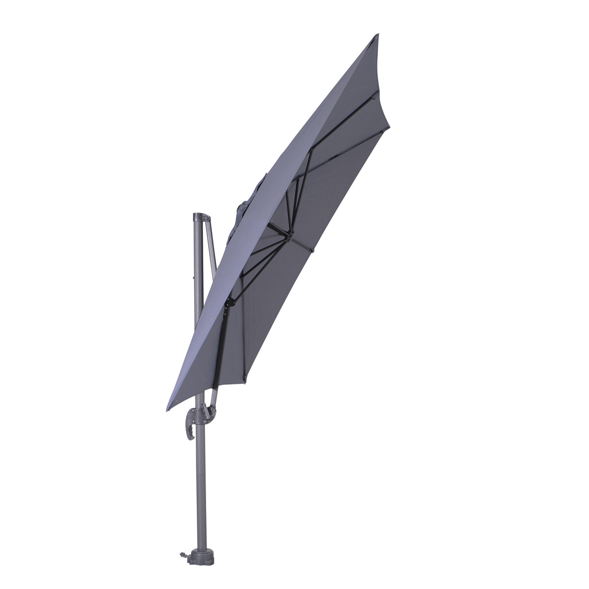 Een grijze zweefparasol op een witte achtergrond. De parasol is opzij gekanteld.