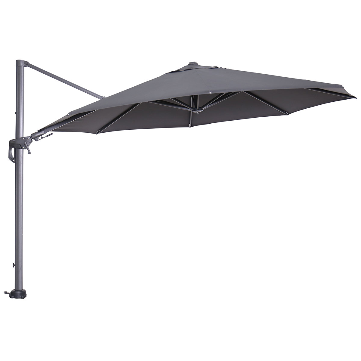 Un parasol cantilever gris foncé sur fond blanc. Le parasol est ouvert.