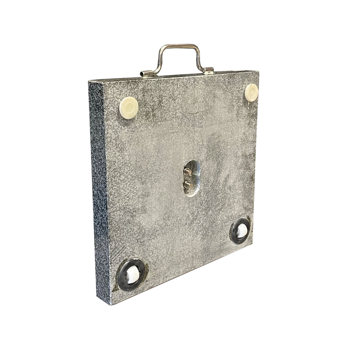 Vierkante metalen voet met handvat en wielen voor parasol, geïsoleerd op wit.