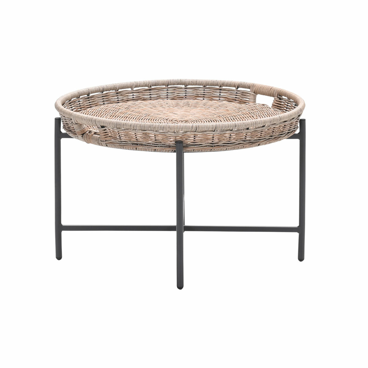 Table basse en osier sur un cadre en métal. Le plateau est ovale, avec poignées, cadre noir.