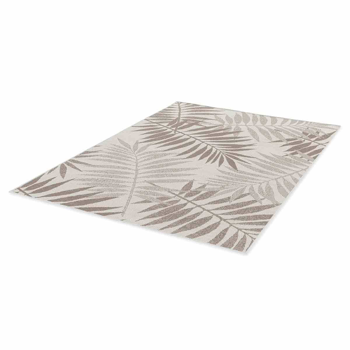 Beige tapijt met een bladerpatroon op een witte achtergrond.