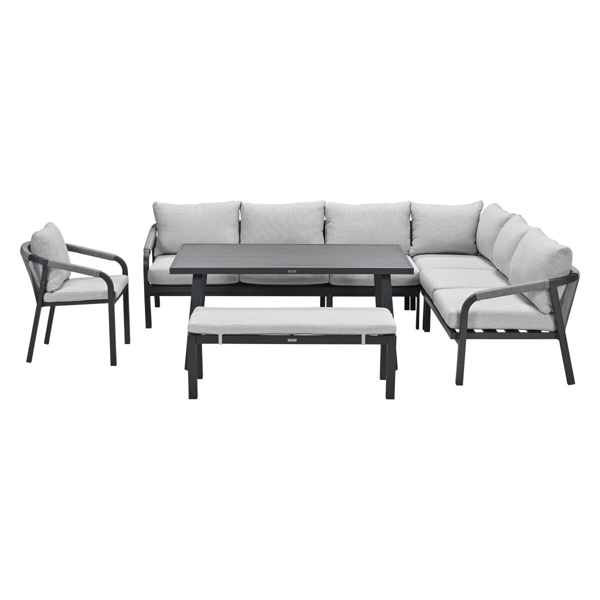 Buitenmeubelset: hoekbank, tafel en stoel. Zwarte frames, grijze kussens, witte achtergrond.