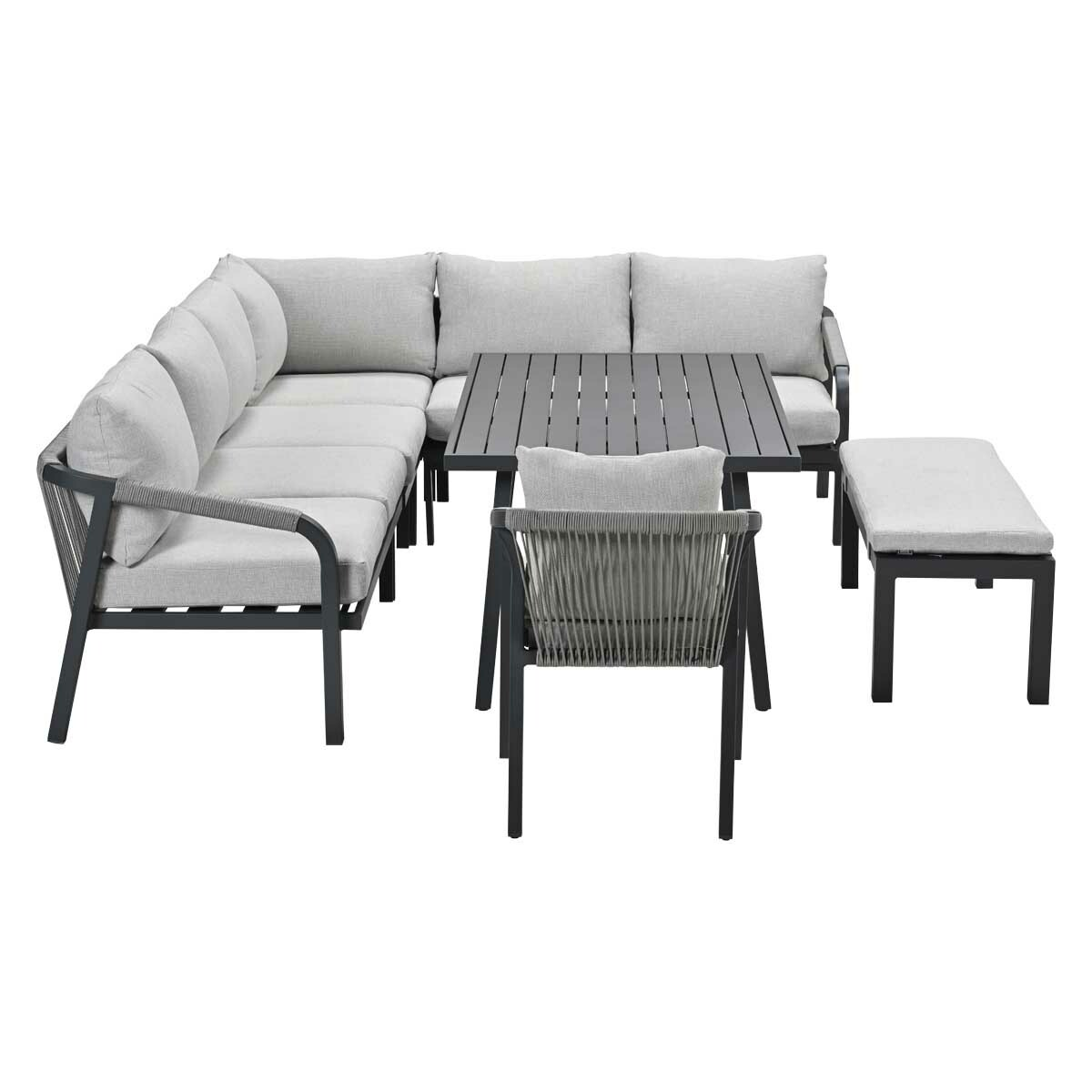 Buitenmeubelset met hoekbank, tafel, stoel en bank. Witte achtergrond.