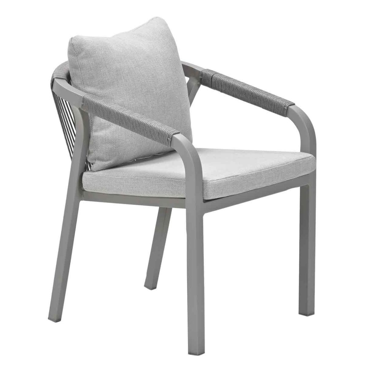 Chaise grise avec coussin et oreiller. La chaise a des accoudoirs enveloppés de corde.