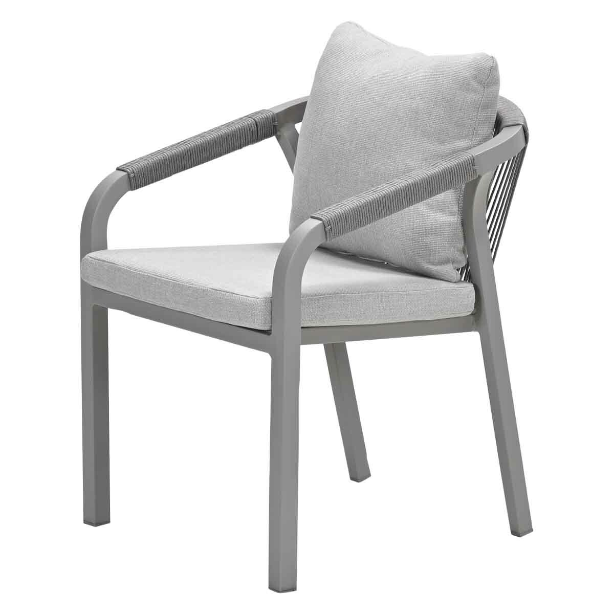 Chaise grise avec coussin et oreiller. La chaise a des accoudoirs enveloppés de corde.