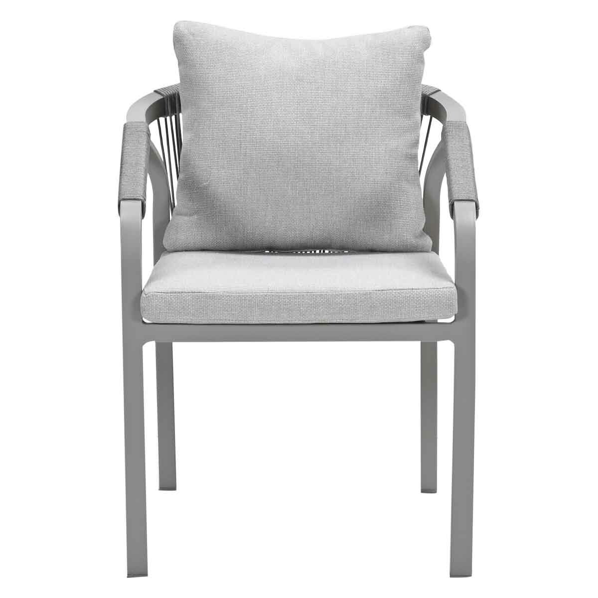 Chaise grise avec coussin et oreiller. La chaise a un dossier enveloppé de corde.