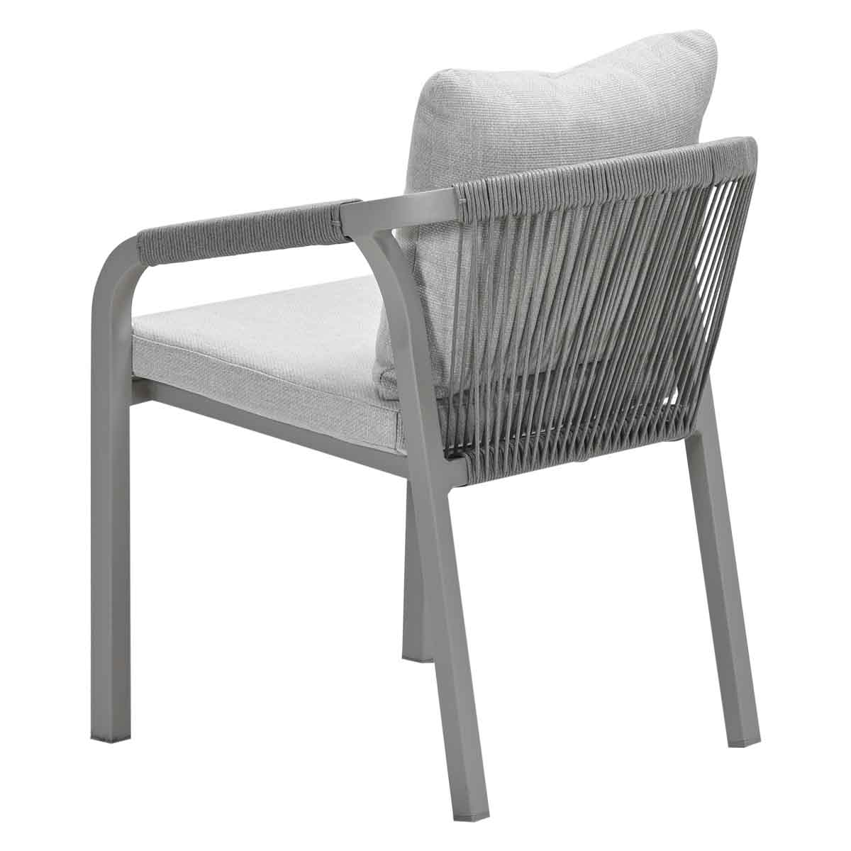Une chaise grise avec coussin et dossier en corde.