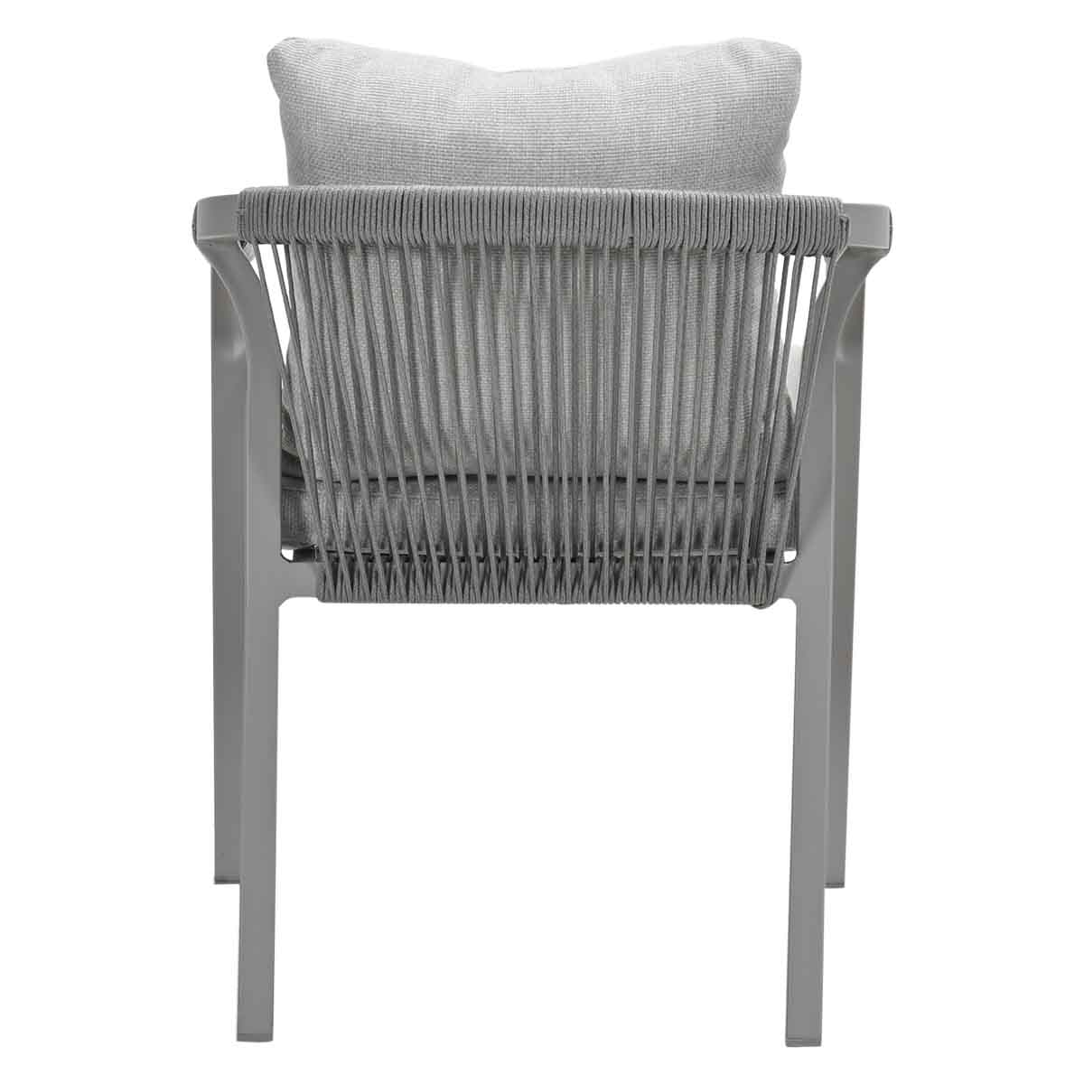 Dos d'une chaise grise avec coussin et oreiller. La chaise a un dossier enveloppé de corde.