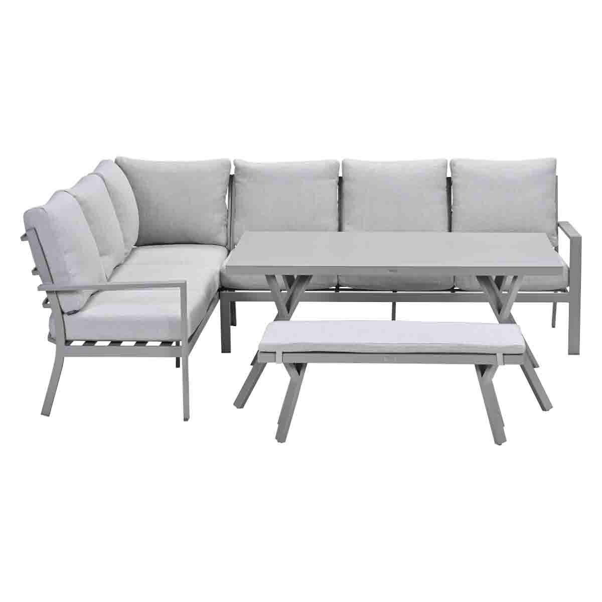 Un canapé sectionnel gris avec une table grise et un banc sur fond blanc. Le canapé a des coussins gris clair.