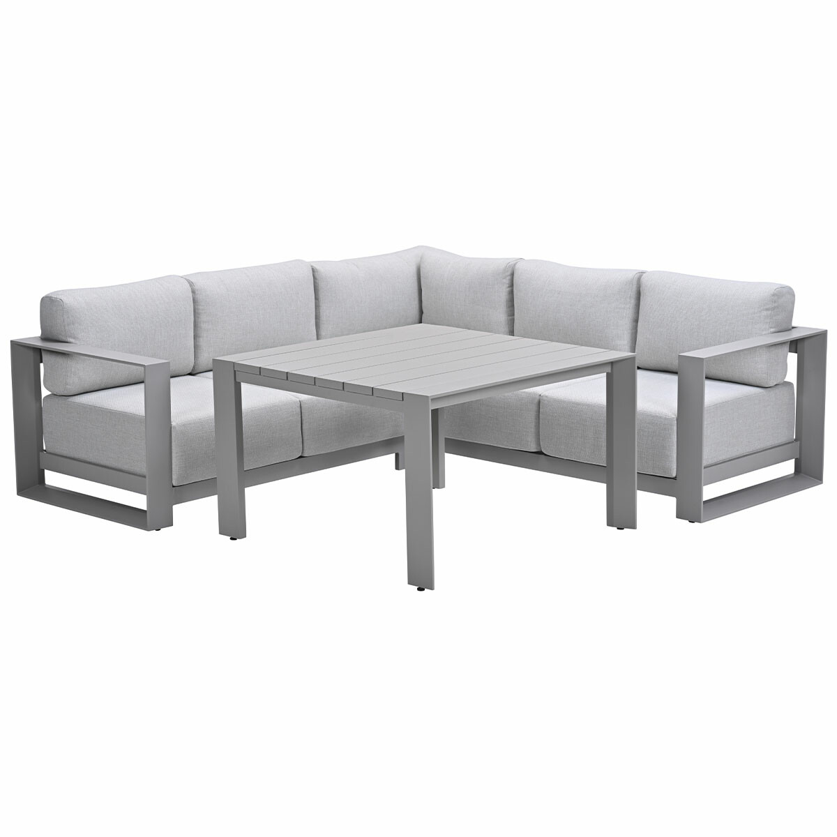 Grijze hoekbank en tafel op witte achtergrond. De bank heeft grijze kussens en metalen frames.