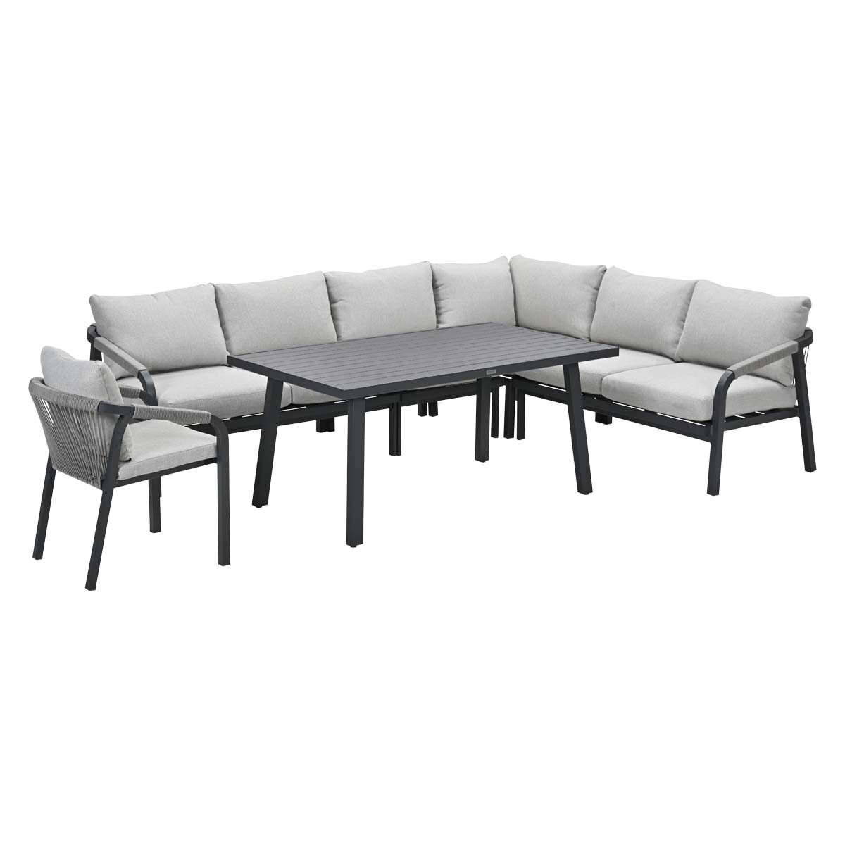 Een grijze hoekbank met een tafel en stoel op een witte achtergrond. De bank heeft lichtgrijze kussens.