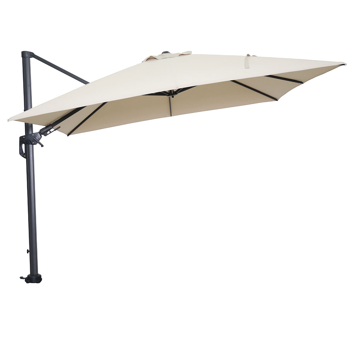 Beige parasol met een zwart frame. De parasol is open, tegen een witte achtergrond.